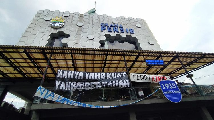 Ratusan Bobotoh dari berbagai komunitas kembali mendatangi Graha Persib, Jalan Sulanjana, Kota Bandung, Minggu (10/10/21). Copyright: © Arif Rahman/INDOSPORT