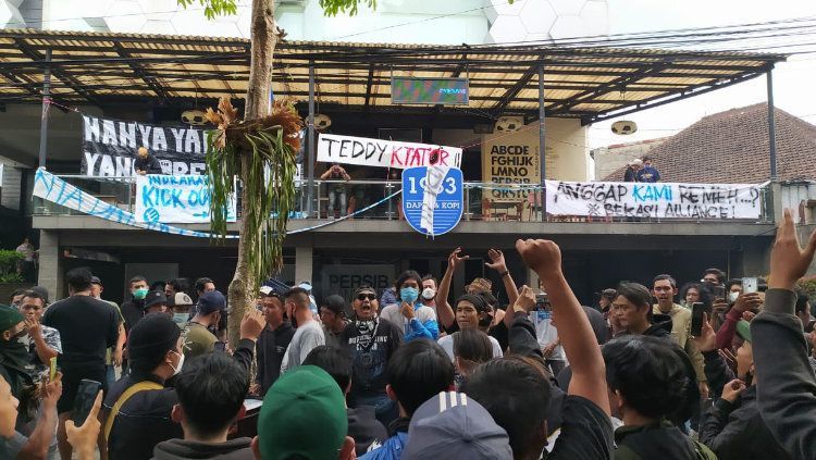 Ratusan Bobotoh dari berbagai komunitas kembali mendatangi Graha Persib, Jalan Sulanjana, Kota Bandung, Minggu (10/10/21). Copyright: © Arif Rahman/INDOSPORT