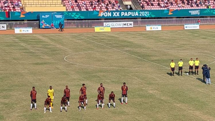 Tim sepakbola putra Papua baru saja memastikan diri lolos ke semifinal cabang olahraga sepakbola Pekan Olahraga Nasional (PON) XX usai mengalahkan tim Sumatera. Copyright: © Sudjarwo/INDOSPORT