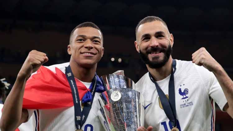 Kylian Mbappe dan Karim Benzema merayakan gelar juara UEFA Nations League yang berhasil mereka persembahkan untuk Prancis. Copyright: © Emilio Andreoli - UEFA/UEFA via Getty Images