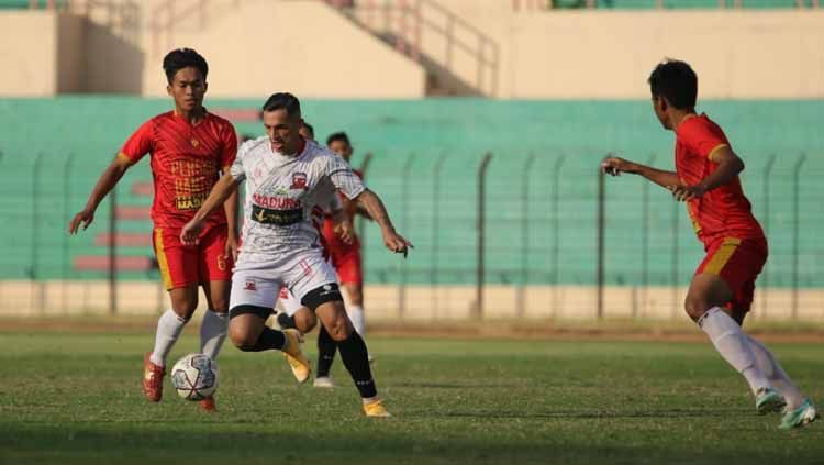 Madura united kalahkan persiba bantul pada laga uji coba jelang seri dua Liga 1 di Stadion Sultan Agung Bantul Senin (11/10/21). Copyright: © MO Madura Utd