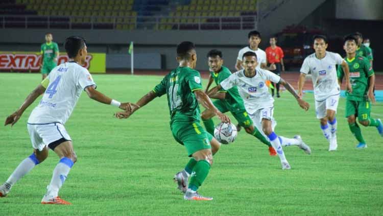 Pertandingan Liga 2 antara HWFC vs PSCS di Stadion Manahan Solo, Senin (11/10/21). Copyright: © HWFC