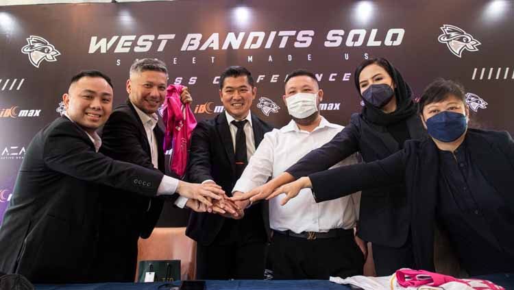 Klub Indonesian Basketball League (IBL), West Bandits Solo baru saja menggaet investor baru untuk memperkuat manajemen, yakni Gading Marten dan Norman Sebastian. Copyright: © West Bandits Solo