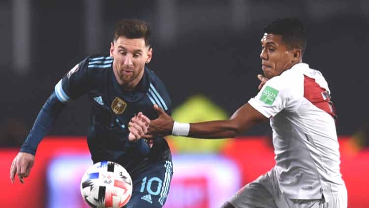 Lionel Messi duel dengan Alex Varela Copyright: © Marcelo Endelli/Getty Images