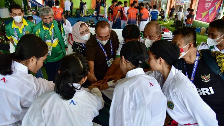 Gubernur Sumut, Edy Rahmayadi (tengah kaos hitam), saat memberikan dukungan langsung kepada atlet Sumut di PON Papua. Copyright: © Humas KONI Sumut