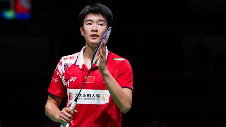 Momen kocak jelang big match perempat final Piala Sudirman 2023, di mana rising star tunggal putra Tiongkok, Li Shi Feng, terekam sedang ganti celana di lapangan. Copyright: © Shi Tang/Getty Images