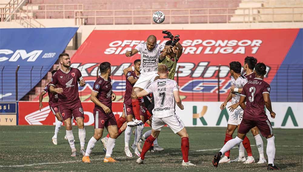 Sempat terjadi insiden kecil antara Wawan Hendrawan dan Willian Pacheco pada laga Liga 1 antara Bali United vs PSM. Copyright: © Bali United