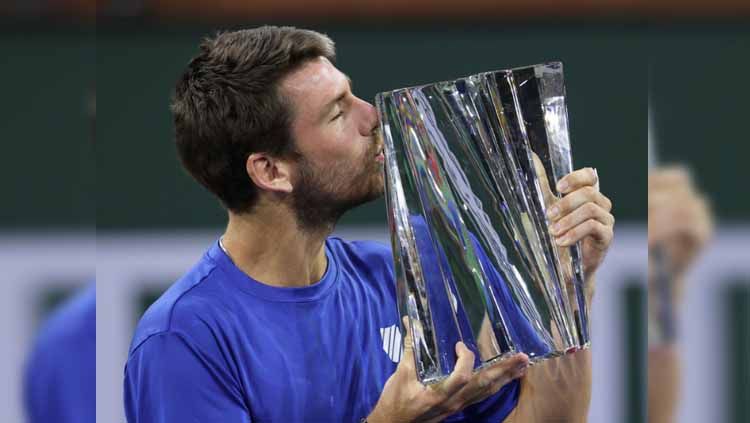 Petenis Spanyol Cameron Norrie angkat trofi Indian Copyright: © Clive Brunskill/Getty Images