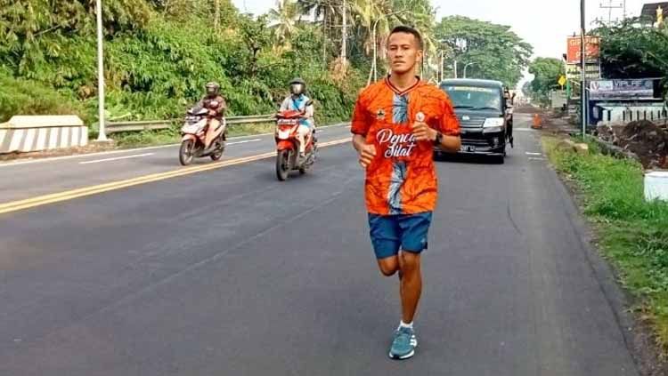 Atlet pencak silat Jawa Tengah peraih medali emas PON Papua, Khoirudin Mustakim, tunaikan nazar berlari dari Salatiga ke Klaten demi penuhi nazar. Copyright: © SMSolo/dok pelatda pencak silat Jateng