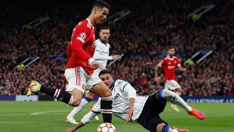 Aksi Cristiano Ronaldo saat membela Manchester United di laga melawan Atalanta, Kamis (21/10/21) dini hari WIB. Copyright: © REUTERS/Phil Noble