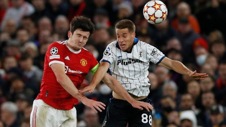 Harry Maguire berduel dengan Mario Pasalic di laga Man United vs Atalanta (21/10/21). Copyright: © REUTERS/Phil Noble