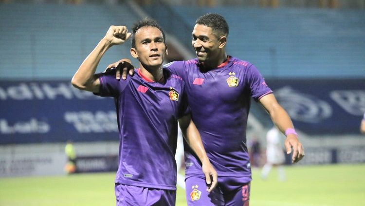 Selebrasi gol Faris Aditama bersama Dionatan Machado dalam laga Liga 1 antara Persik Kediri vs Persipura Jayapura. Copyright: © Media Persik Kediri