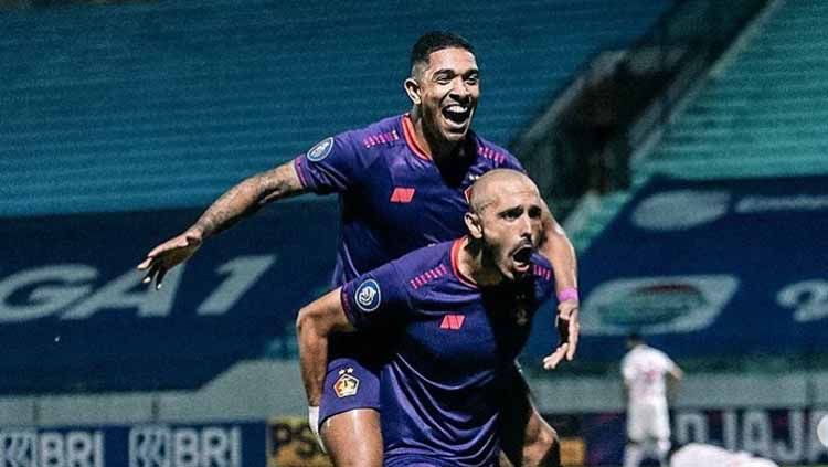 Selebrasi Dionatan Machado dan Youssef Ezzejjari usai mencetak gol ke gawang Persipura pada pekan kedepalan Liga 1 2021-2022. Copyright: © persikfcofficial