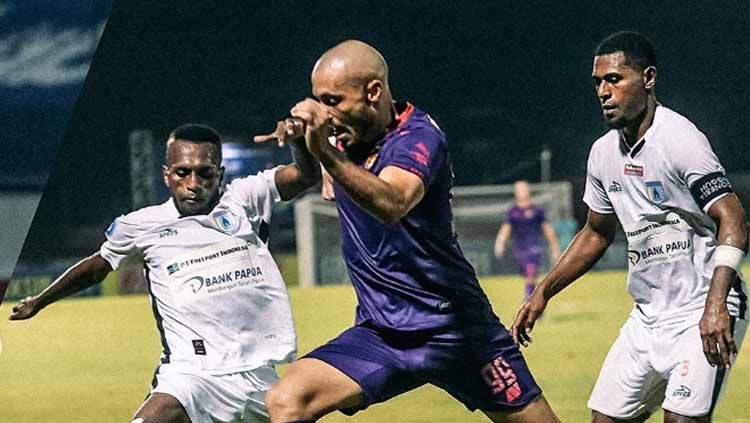 Dua pemain Persipura kawal ketat Youssef Ezzejjari di Laga Pekan Kedelapan Liga 1 musim 2021-2022. Copyright: © persikfcofficial