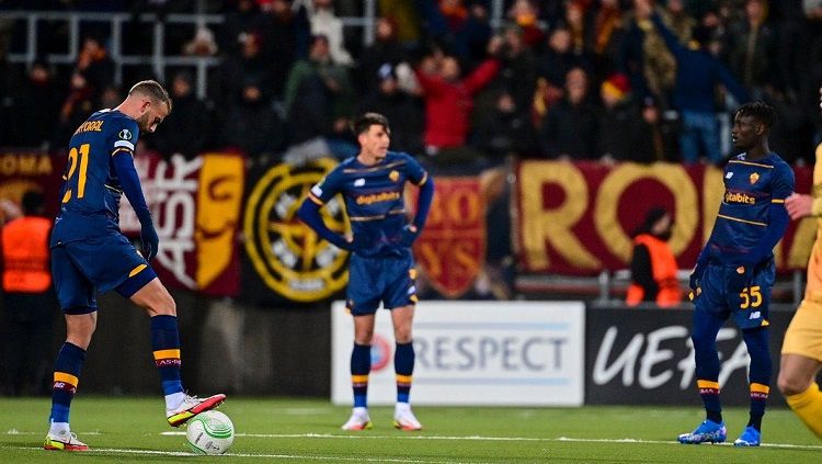 AS Roma menelan kekalahan di UEFA Conference League. Copyright: © Twitter @OfficialASRoma