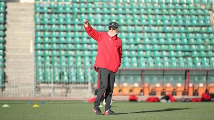 Pelatih Timnas Indonesia, Shin Tae-yong, memimpin sesi latihan di Tajikistan. Copyright: © PSSI