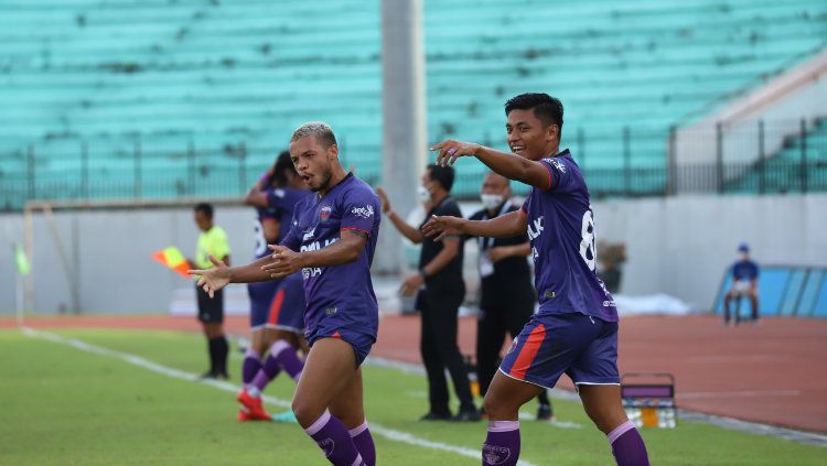 Selebrasi para pemain Persita usai mencetak gol ke gawang Tira Persikabo pada pekan kedelapan Liga 1 2021-2022 di Stadion Moch. Soebroto, Magelang, Jumat (22/10/21). Copyright: © Persita Tangerang