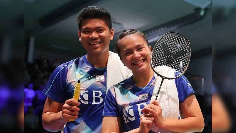 Demi mendukung Melati Daeva yang bertanding dengan partner baru di Indonesia International Series 2022, ban mobil Praveen Jordan sampai harus kempes tiga kali. Copyright: © bwf.official