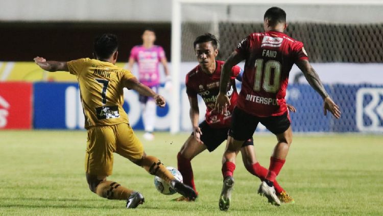 Bali United harus mengakui keunggulan Bhayangkara FC 1-2 pada pekan kedelapan Liga 1 2021-2022 di Stadion Maguwoharjo Sleman, Sabtu (23/10/21). Copyright: © INDOSPORT/Nofik Lukman Hakim