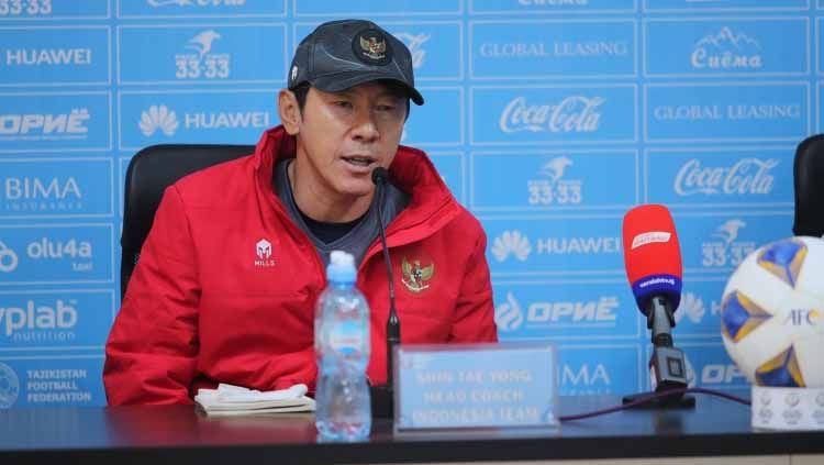 Shin Tae-yong beri respons tak terduga terkait pemukulan yang dialami pemain Timnas Indonesia U-18, Ahmad Rusadi, dari pemain Antalyaspor U-18. Copyright: © pssi