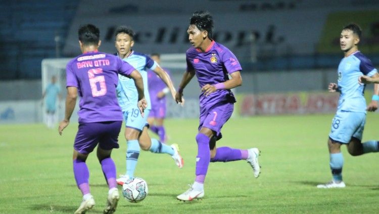 Aksi di laga lanjutan Liga 1 2021/22 Persela vs Persik, Senin (25/10/21). Copyright: © MO Persik Kediri