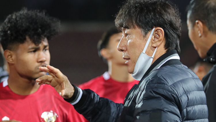 Pelatih Timnas Indonesia, Shin Tae-yong, bersama salah satu penggawa timnas Indonesia U-23, Bagus Kahfi. Copyright: © twitter.com/PSSI/