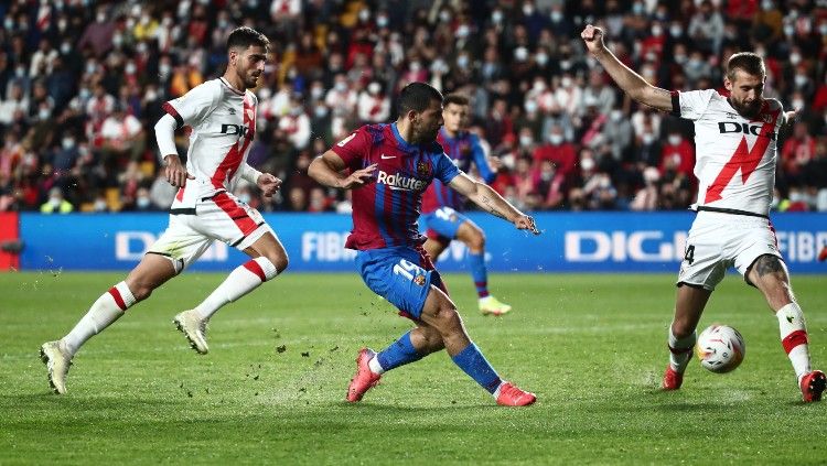 Aksi Sergio Aguero di laga Rayo Vallecano vs Barcelona (28/10/21). Copyright: © REUTERS/Sergio Perez