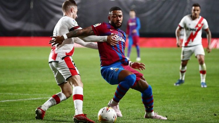 Aksi Memphis Depay di laga Rayo Vallecano vs Barcelona pada pekan ke-11 Liga Spanyol 2021/22, Kamis (28/10/21). Copyright: © REUTERS/Sergio Perez