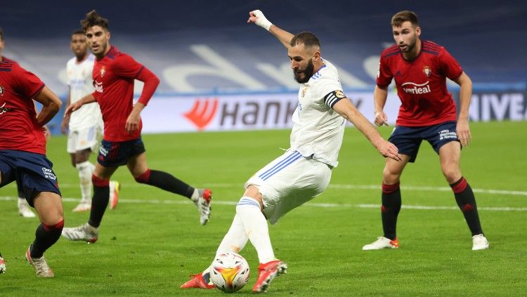 Aksi Karim Benzema di laga Real Madrid vs Osasuna (28/10/21). Copyright: © REUTERS/Juan Medina