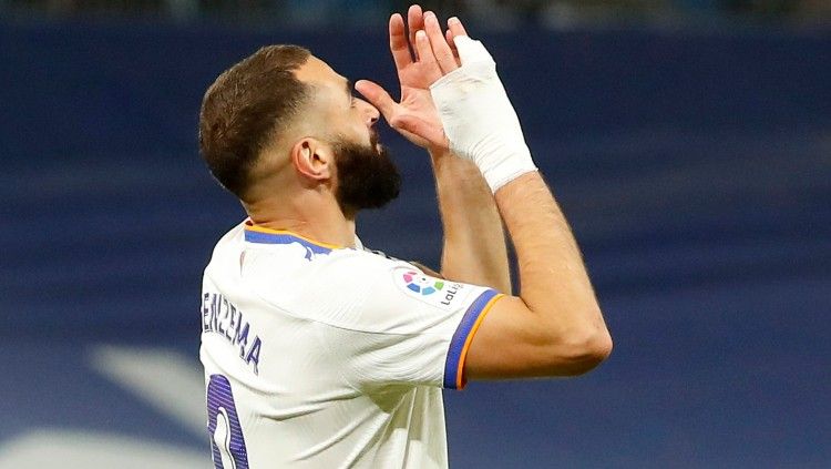 Kekesalan Karim Benzema pasca gagal mencetak gol di laga Real Madrid vs Osasuna (28/10/21). Copyright: © REUTERS/Juan Medina