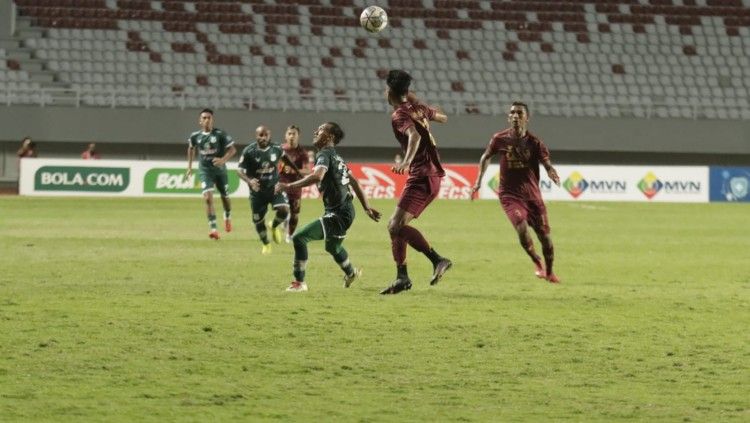 Duel udara di laga Liga 2 antara PSMS Medan vs Sriwijaya FC (28/10/21). Copyright: © MO PSMS Medan