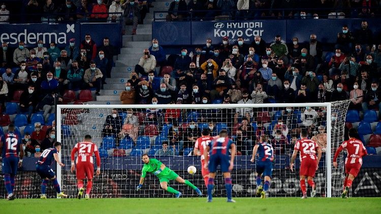 Proses gol penalti Enis Bardhi yang membuat Levante menyamakan kedudukan atas Atletico Madrid (29/10/21). Copyright: © REUTERS/Pablo Morano