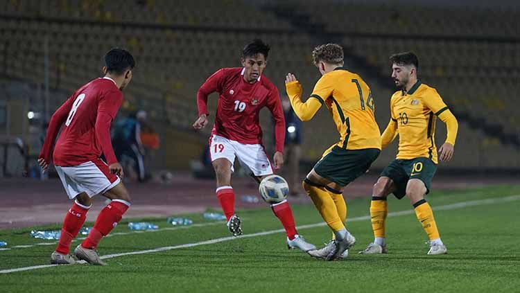 Terlihat Pemain Timnas Indonesia U-23 berusaha melabui pemain Australia Copyright: © PSSI