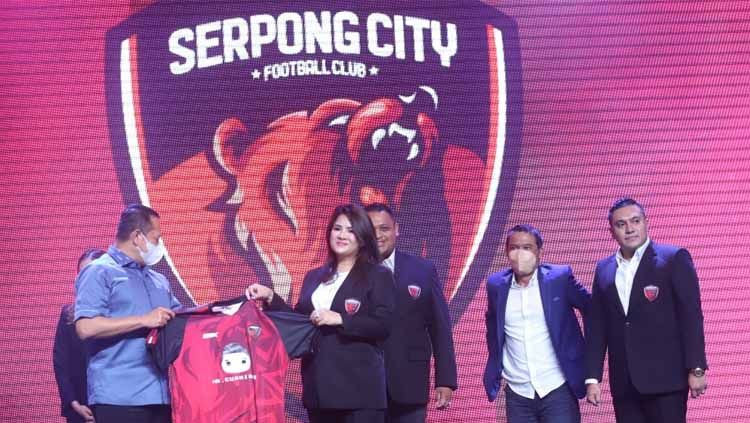Dalam susunan stakeholder Serpong City FC yang diperkenalkan secara resmi terdapat tiga nama perempuan yang memegang posisi cukup penting di dalam klub. Copyright: © Dok Serpong City