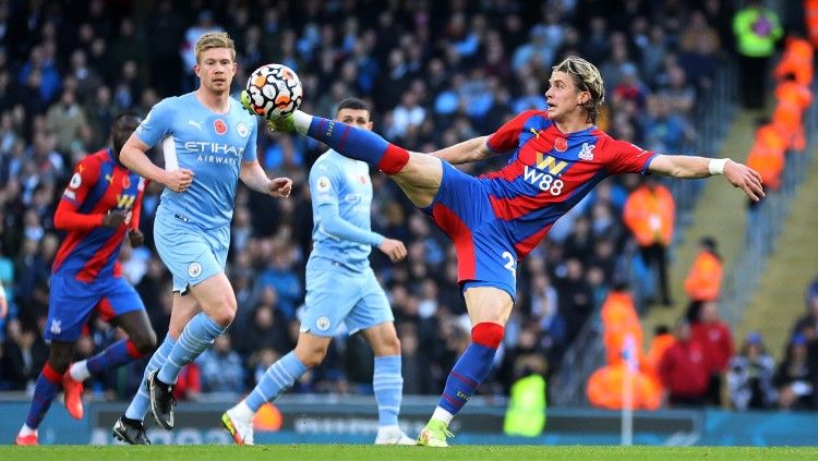 Aksi Conor Gallagher di laga Manchester City vs Crystal Palace (30/10/21). Copyright: © REUTERS/Hannah Mckay