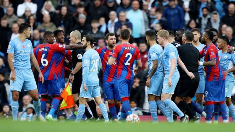 Keributan yang terjadi pasca jalannya babak pertama Manchester City vs Crystal Palace (30/10/21). Copyright: © Reuters/Molly Darlington
