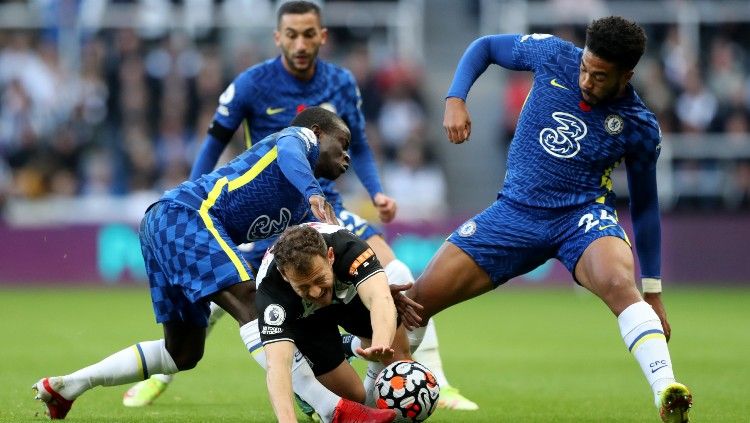 Momen N'Golo Kante dan Reece James merebut bola di laga Newcastle United vs Chelsea (30/10/21). Copyright: © REUTERS/Scott Heppell