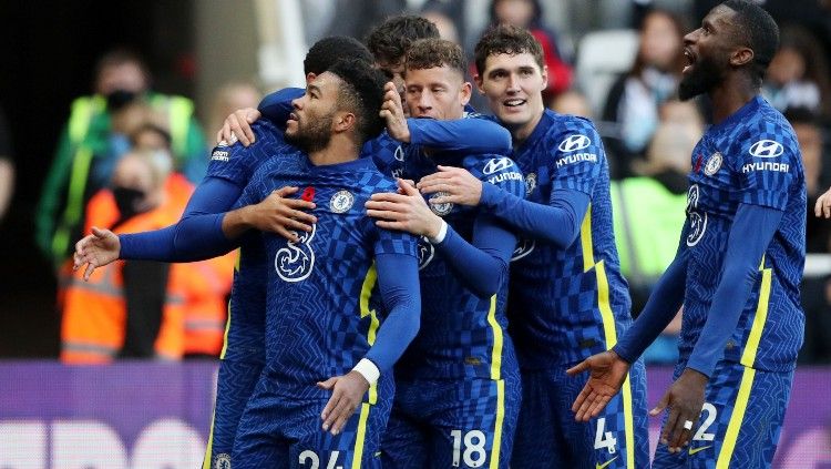 Selebrasi Reece James (Chelsea) pasca menjaringkan bola ke gawang Newcastle United (30/10/21). Copyright: © REUTERS/Scott Heppell