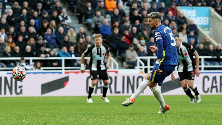 Jorginho mencetak gol ke gawang Newcastle United dari titik putih (30/10/21). Copyright: © REUTERS/Scott Heppell