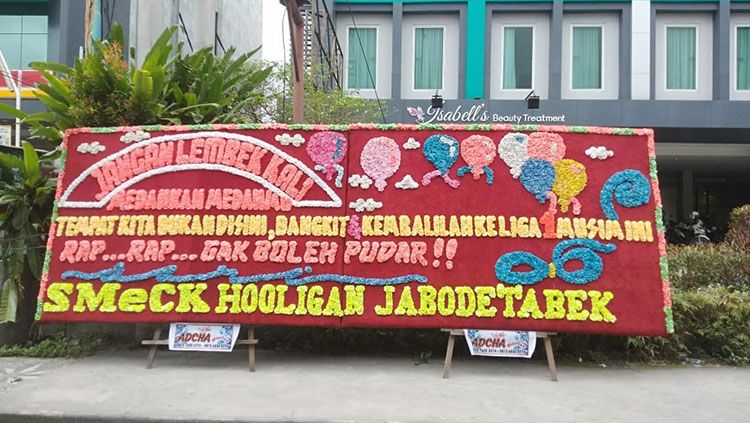 Kritikan papan bunga dari suporter tim PSMS Medan. Copyright: © INDOSPORT.COM/Aldi Aulia Anwar