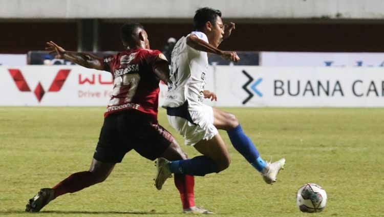 Gelandang PSIS Semarang, Fandi Eko Utomo dijaga ketat gelandang Bali United, Eber Bessa Copyright: © Nofik Lukman Hakim/INDOSPORT