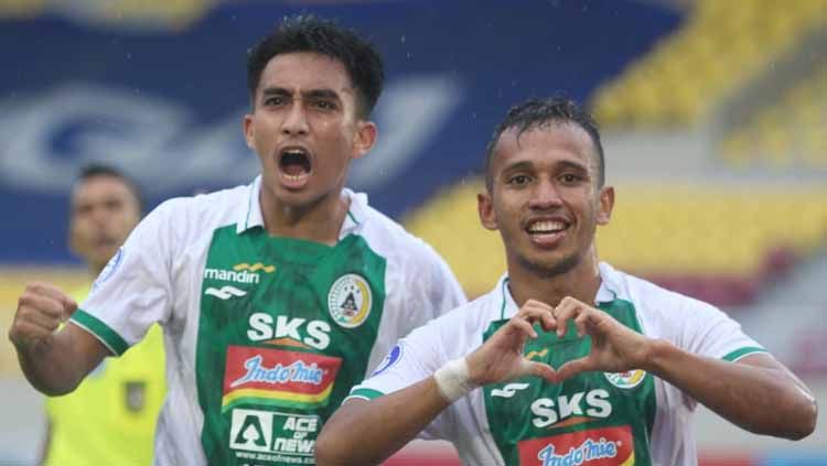 Irfan Jaya dan Fitra Ridwan melakukan selebrasi usai cetak gol ke gawang Borneo FC. Copyright: © Ronald Seger Prabowo/INDOSPORT