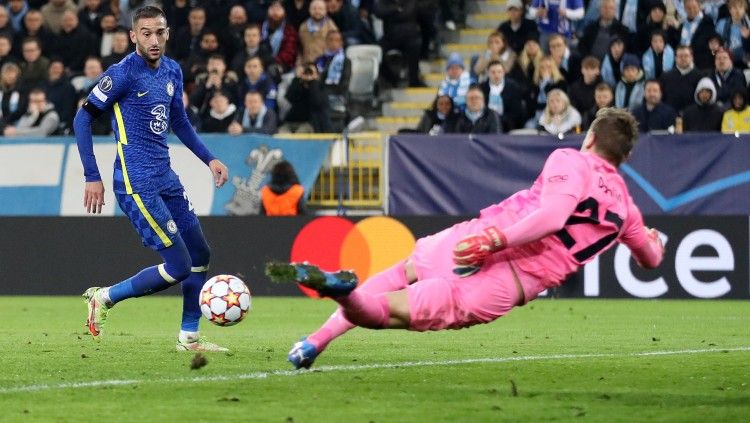 Hakim Ziyech jadi pencetak gol tunggal Chelsea ke gawang Malmo di Liga Champions usai alami paceklik performa sejak cedera bahu pada Agustus 2021 lalu. Copyright: © Reuters/Carl Recine