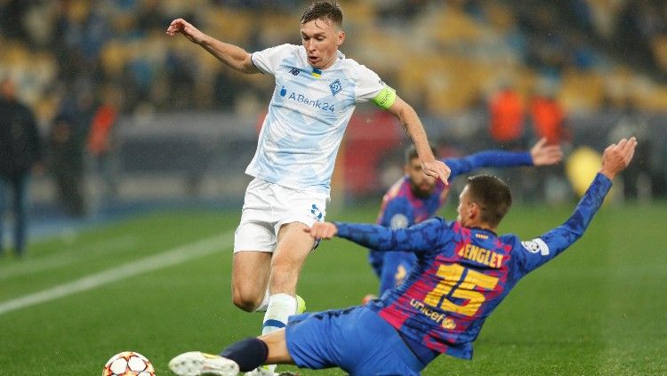 Clement Lenglet mencoba menghalau pergerakan Serhiy Sydorchuk, Rabu (03/11/21). Copyright: © REUTERS/Valentyn Ogirenko