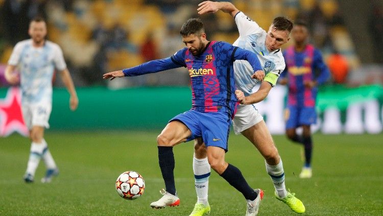 Jordi Alba menaha bola dari Serhiy Sydorchuk, Rabu (03/11/21). Copyright: © REUTERS/Valentyn Ogirenko