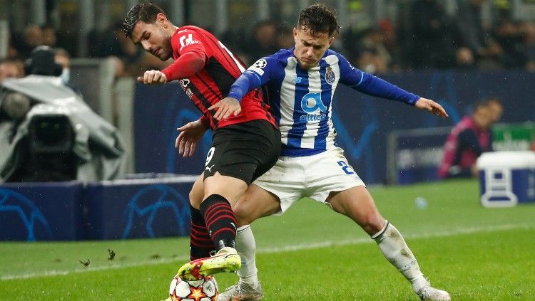 Theo Hernandez berduel dengan Otavio di laga AC Milan vs FC Porto, Kamis (04/11/21). Copyright: © REUTERS/Alessandro Garofalo