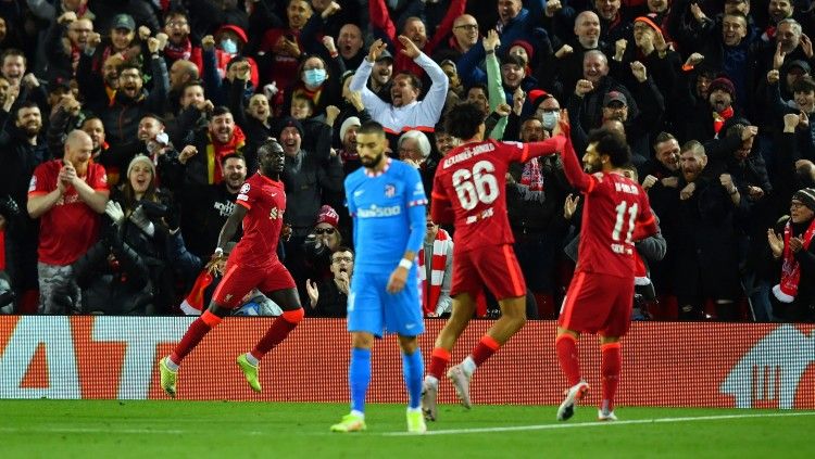 Selebrasi Sadio Mane usai mencetak gol Liverpool ke gawang Atletico Madrid, Kamis (04/11/21). Copyright: © REUTERS/Dylan Martinez