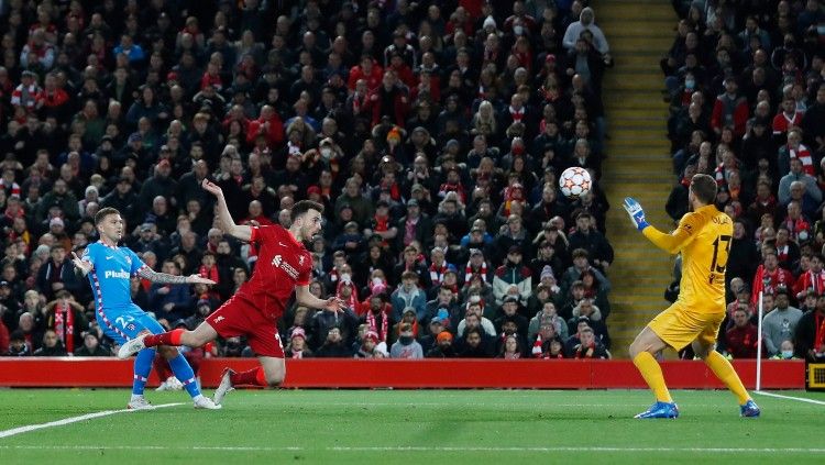 Proses gol Diogo Jota ke gawang Atletico Madrid, Kamis (04/11/21). Copyright: © Reuters/Lee Smith