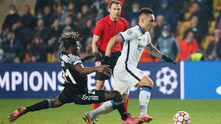 Lautaro Martinez mencoba keluar dari hadangan di laga FC Sheriff Tiraspol vs Inter Milan, Kamis (04/11/21). Copyright: © REUTERS/Gleb Garanich