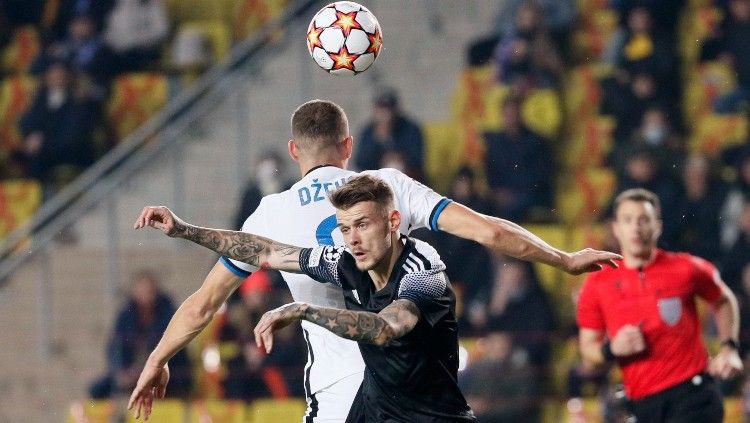 Edin Dzeko berduel udara di laga FC Sheriff Tiraspol vs Inter Milan, Kamis (04/11/21). Copyright: © REUTERS/Gleb Garanich